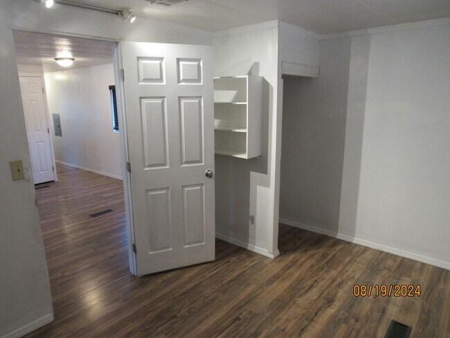 Building Photo - Cozy 2 Bedroom