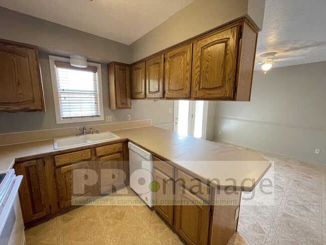 Building Photo - 3 Bed / 2.5 Bath Town Home w/ 2 Car Garage...