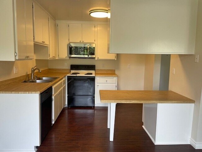Building Photo - Ground-Floor Living in a Desirable 55+ Thousand Oaks Community