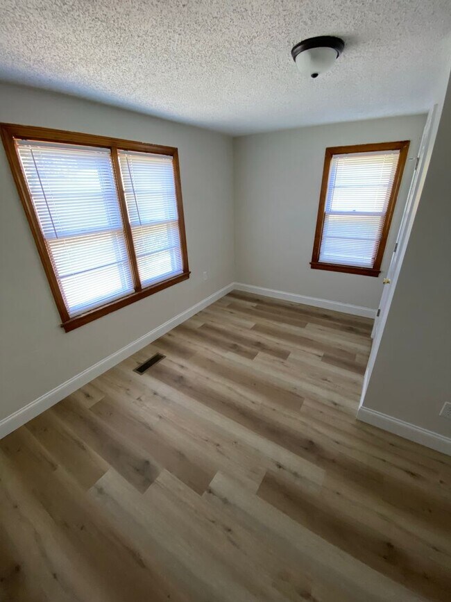 Building Photo - 1987 Joe Stephens Rd