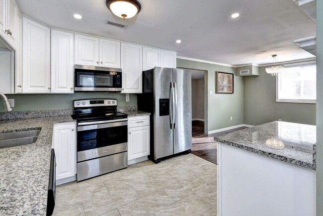 Building Photo - Charming Rental Home in Hampton!