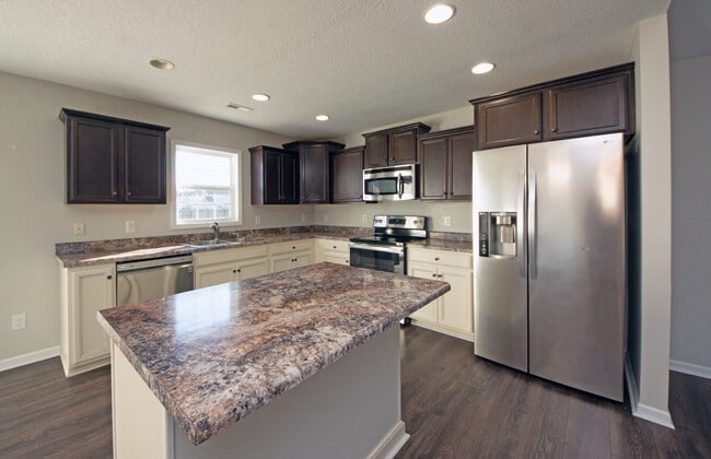 Building Photo - 300 Cadenza Ln