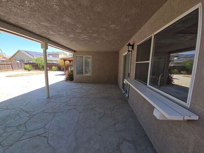 Building Photo - 3 bedroom/2bath home in quiet neighbothood