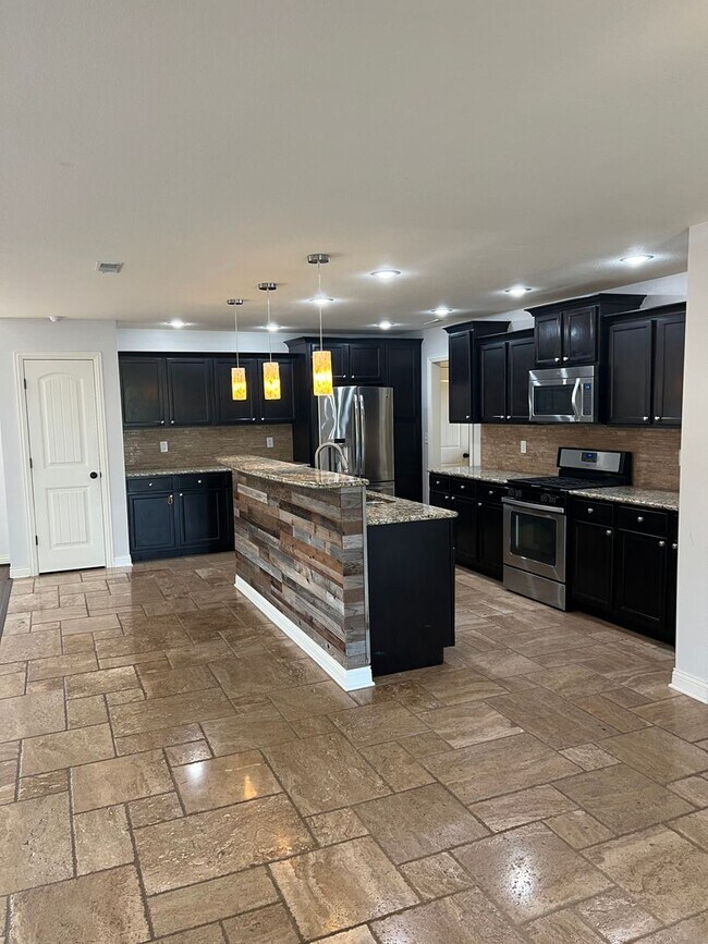 Building Photo - 3 bedroom, 2 bathroom, 2 car garage, single family home located on the south of town