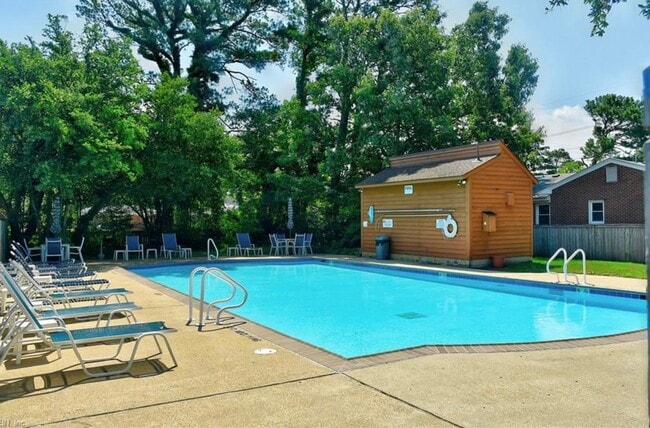 Building Photo - Beautiful Condo Block from the Bay!