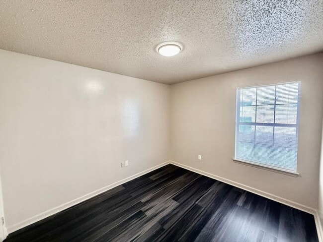 Building Photo - Three Bedroom Apartment with Spacious Dining and Living Area