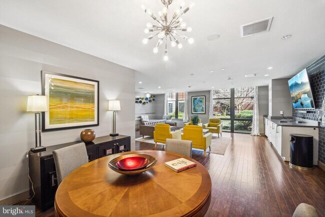 Building Photo - 1021 N Garfield St