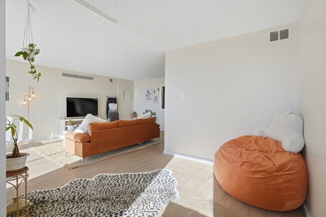 Building Photo - 35th Floor Downtown Denver Condo | 1 Bed | Private Balcony | Mountain Views