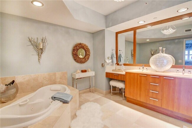 Building Photo - 2640 Lake Shore Dr