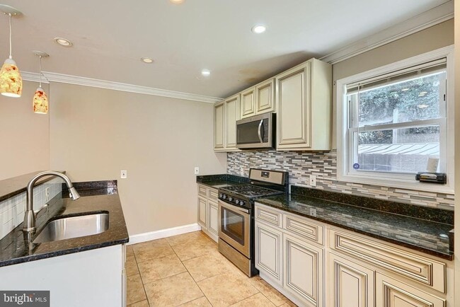 Building Photo - 6110 Everall Ave