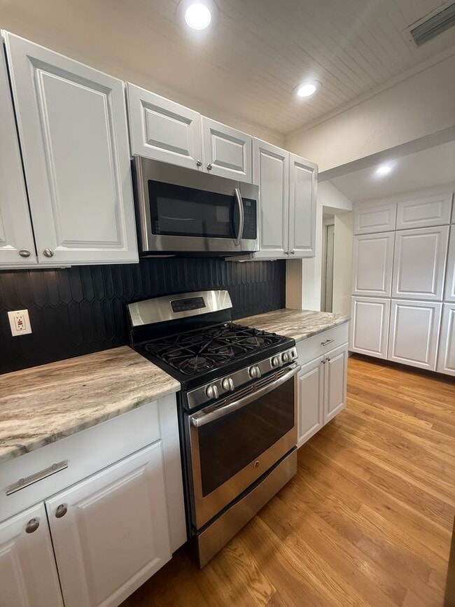 Building Photo - Updated Costal - Style home