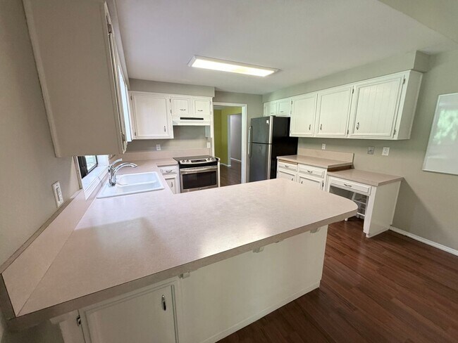 Building Photo - Well Maintained Three Bedroom Home in South Salem