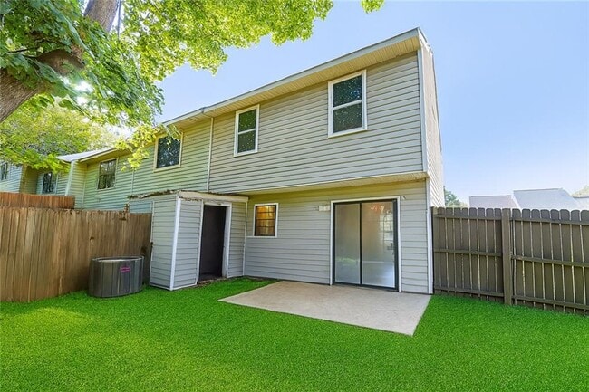 Building Photo - 7000 Oakhill Cir
