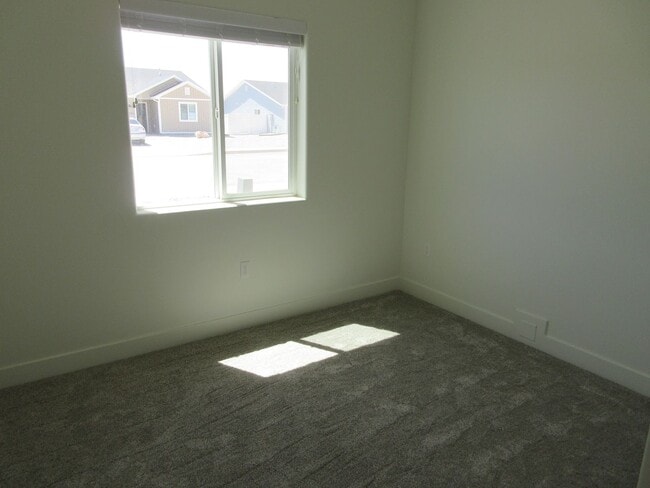 Building Photo - 3 bed, 2 Bath, Twin Home - Newer Construction