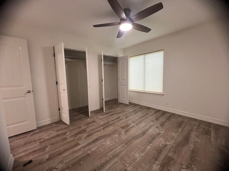 Building Photo - 1033 Parkview Dr