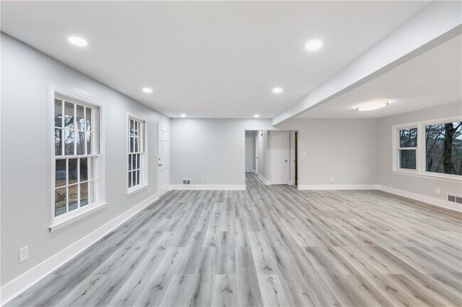 Building Photo - 1506 Vine St NE