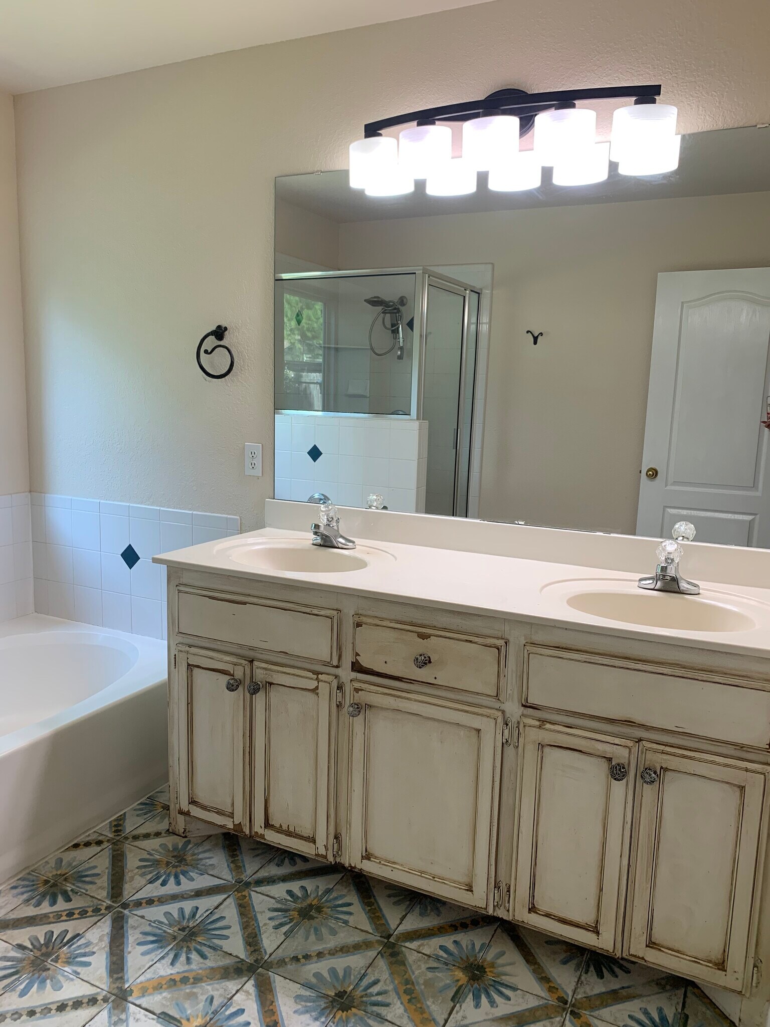 Double vanity - 4517 Newport Dr