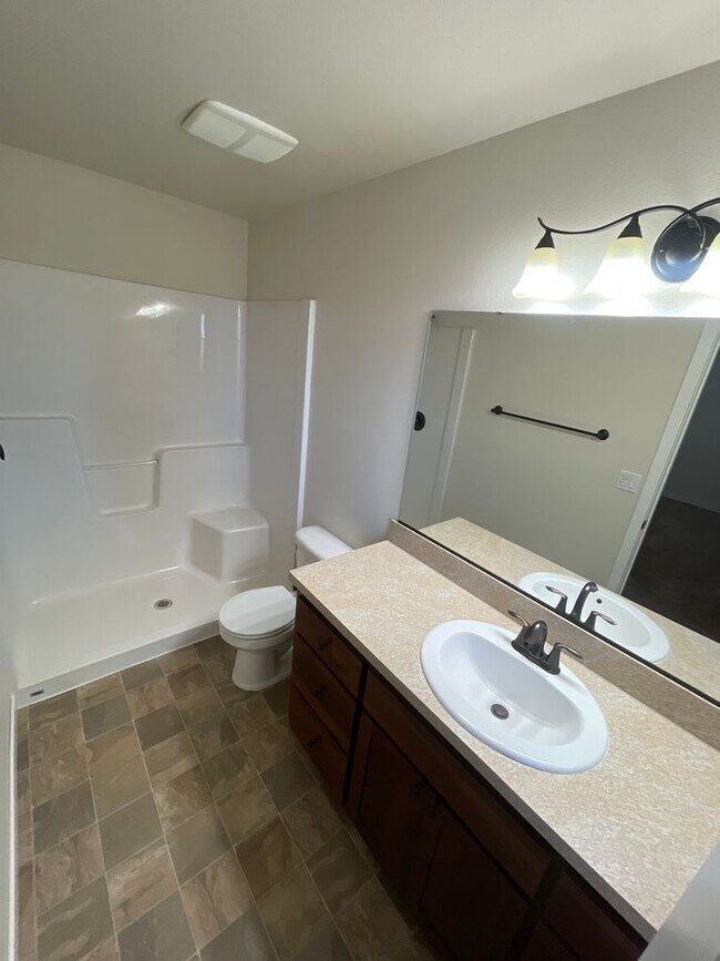 Building Photo - Dont miss out on this charming four bedroom home!