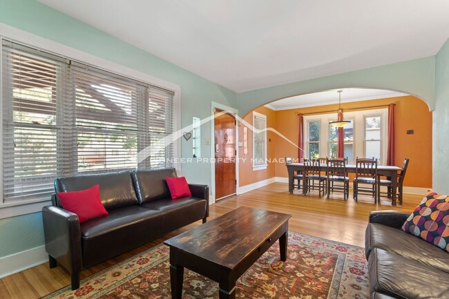 Building Photo - Lovely 3 bedroom home in the Highlands Nei...