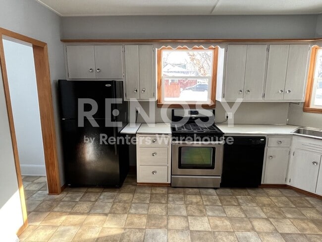 Building Photo - 4BD/2BA in Newport Available Now!