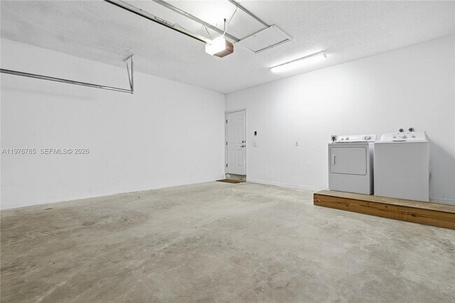 Building Photo - 575 SE 29th Dr