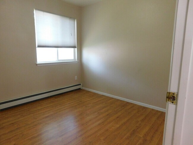 Building Photo - Easy Living in Clifton