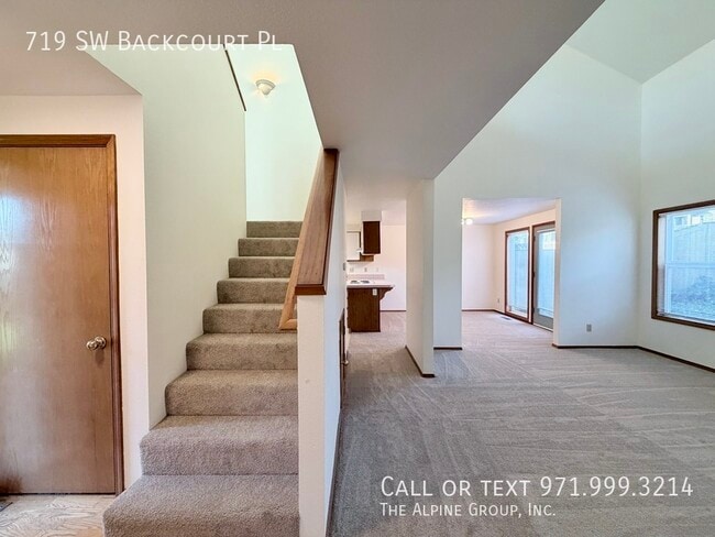 Building Photo - 719 SW Backcourt Pl