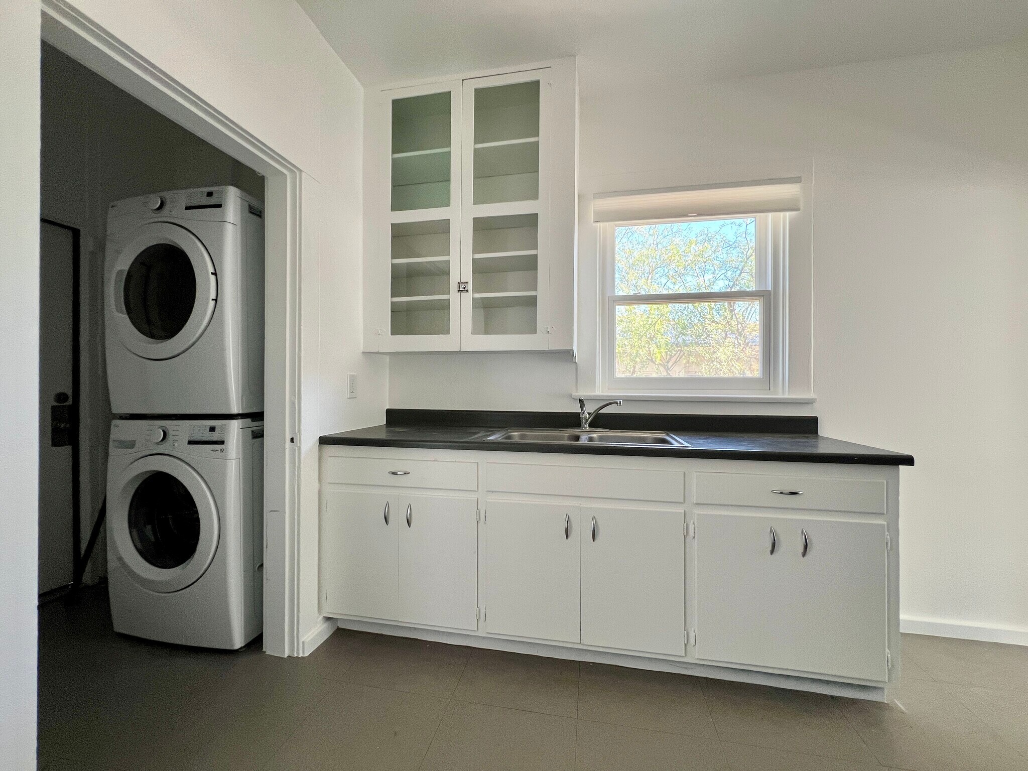 Kitchen + W/D - 1121 N 1st Ave