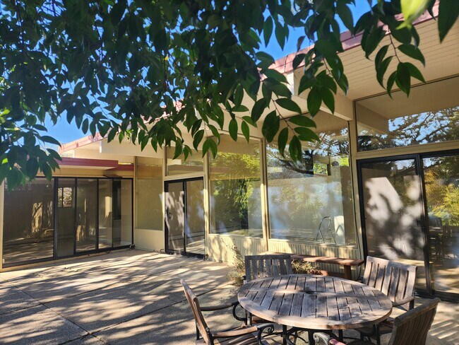 Building Photo - 721 Las Colindas Rd