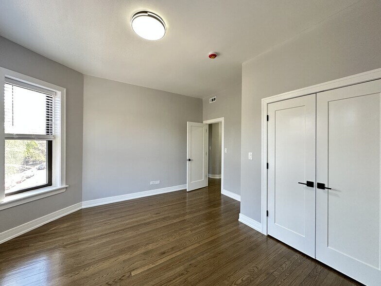 Building Photo - 3840 N Wilton Ave