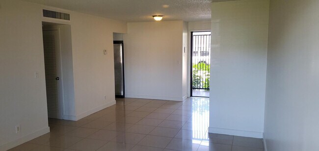 Building Photo - 301 Golden Isles Dr