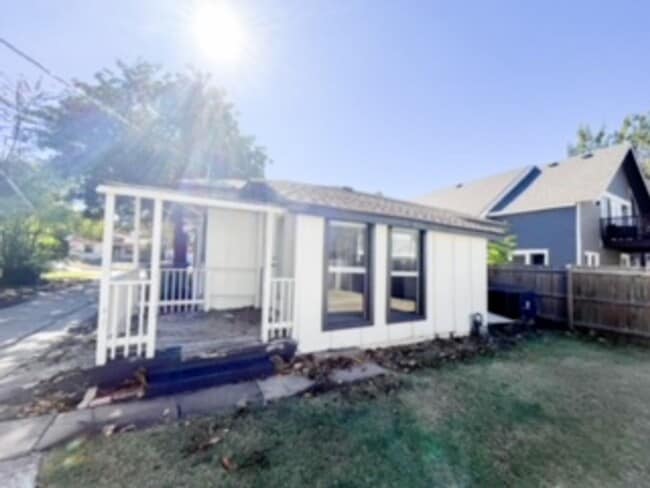 Building Photo - 3 Bedroom & 1 Bath In Paseo District (Cont...