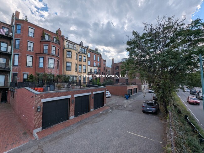 Building Photo - 354 Beacon St