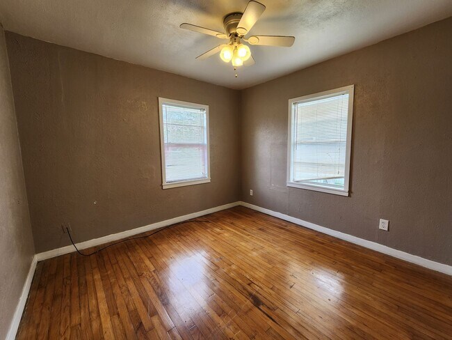 Building Photo - 105 9th Ave