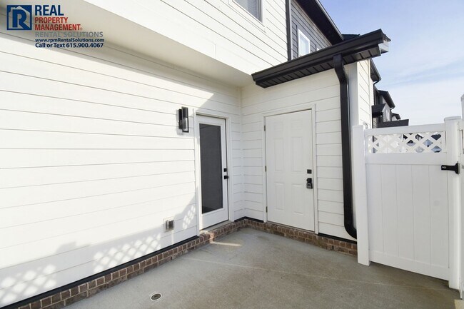 Building Photo - Gorgeous and modern 2 bedroom townhome in the heart of Murfreesboro w/ neighborhood pool, hi-spee...