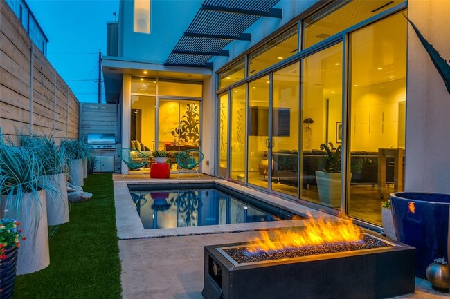 Building Photo - 2300 N Carroll Ave