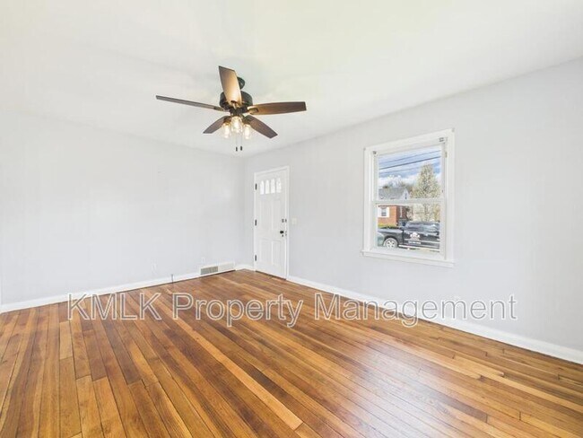 Building Photo - 1078 Lindsay Ave