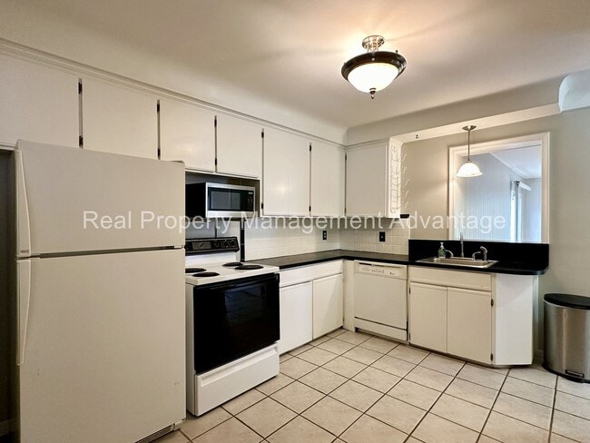 Building Photo - Mid-Century 3 Bed/2 Bath Ranch Near Downto...