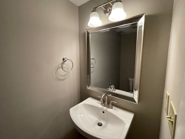 Building Photo - SW - Updated Townhome.  New Flooring, Just...