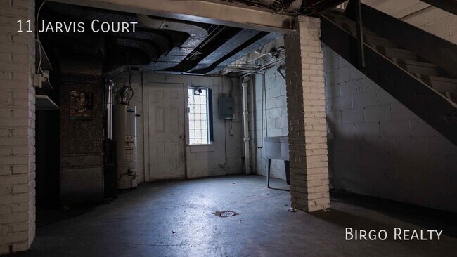 Building Photo - Move in special! First month free rent!