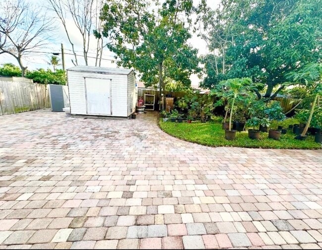 Building Photo - 2594 West End Rd