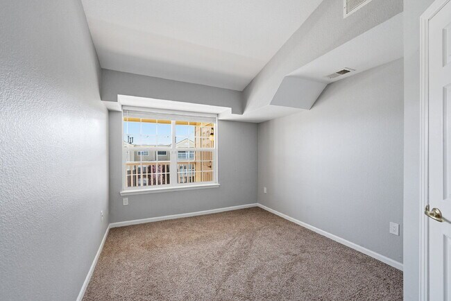 Building Photo - $1,695.95 with $300.00 off the first month's rent, $2 Beds - 2 Bath, Condo in Aurora with in Unit...