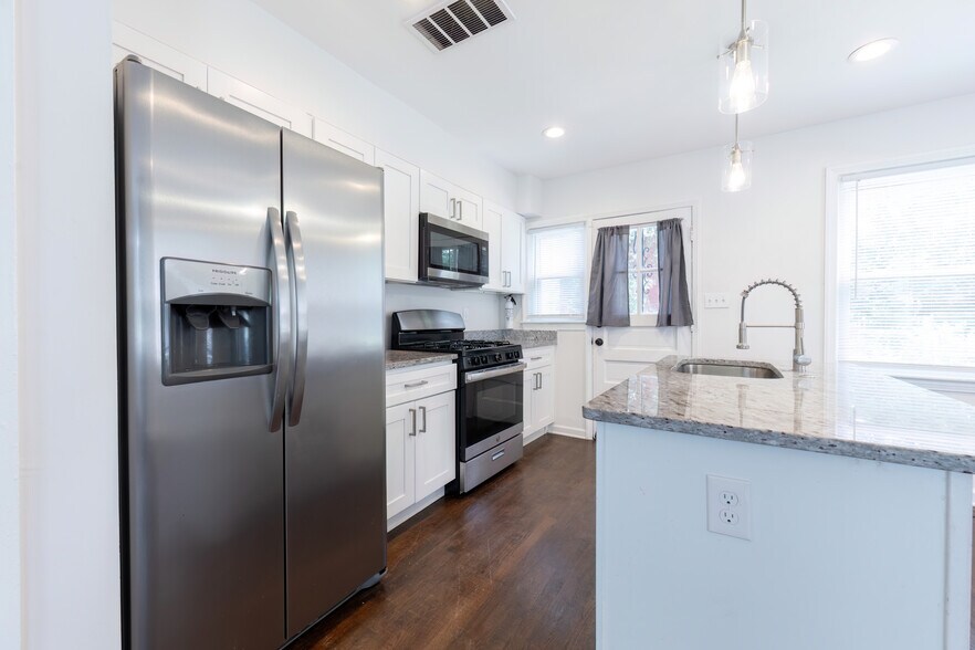 Building Photo - 4502 Eads Plz NE