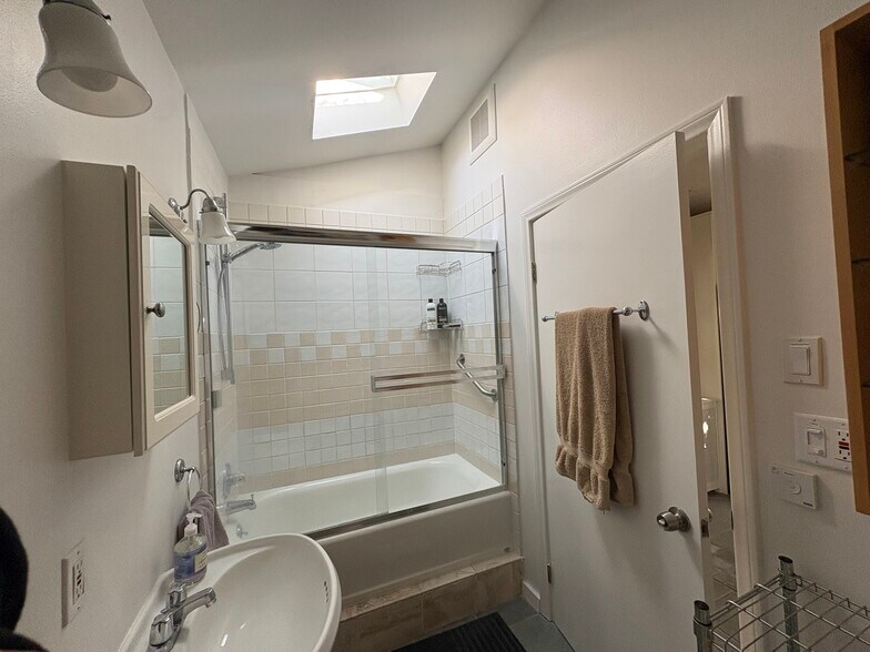 Building Photo - 3139 Veteran Ave