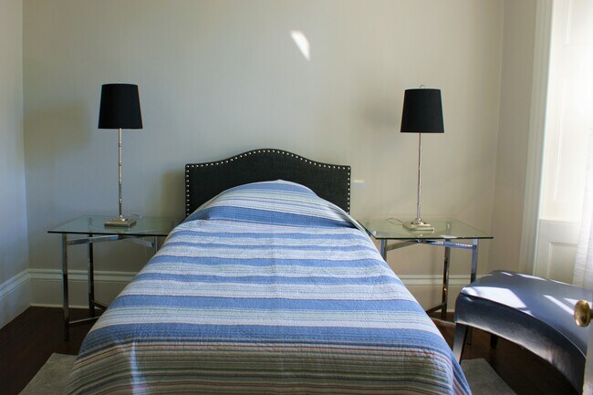 3rd bedroom with twin bed - 35 Coggeshall Ave