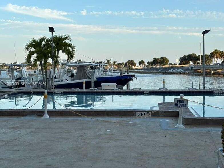 Building Photo - 150 SE 25th Rd