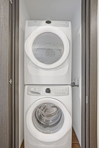 Building Photo - 398 NE 5th St