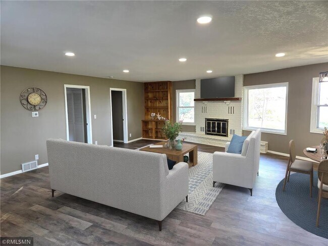 Building Photo - 3311 Interlachen Dr NE
