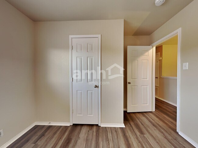 Building Photo - 114 Fontana Albero