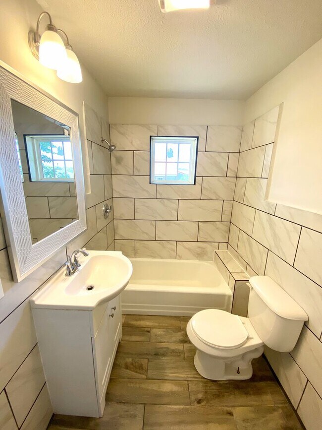 Building Photo - 3 Bedroom Home in Seneca, SC